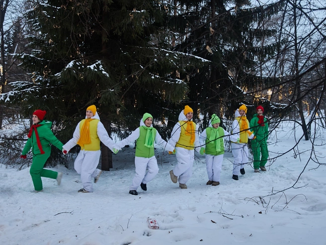 В Первомайском сквере организовали хороводы. | Источник: Александр Ощепков / NGS.RU