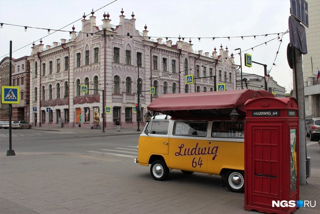 В центре Красноярска практически не заметно уличной торговли. Зато на каждом углу мини-кофейни в старых микроавтобусах | Источник: Стас Соколов