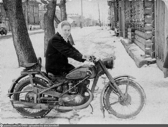Амазонка того времени в белом пуховом платке и скромном темном пальто (1950–1960 гг.) | Источник: pastvu.com