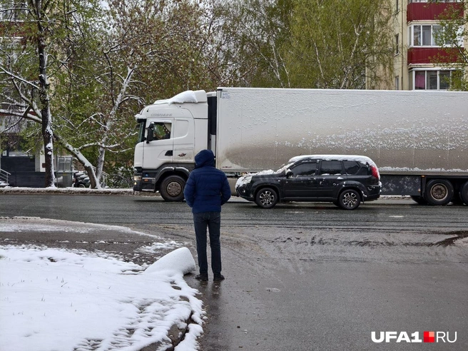 Даже со спины этого уфимца видно, как он думает: «Мда-а-а» | Источник: Булат Салихов / UFA1.RU