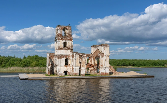 Кадр из фильма и церковь в селе Крохино в наши дни | Источник: Igor Klyakhin via Shutterstock/Fotodom.ru