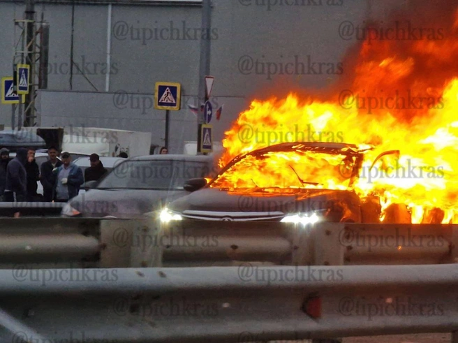 Огонь быстро охватил авто | Источник: Краснодар Телетайп / T.me