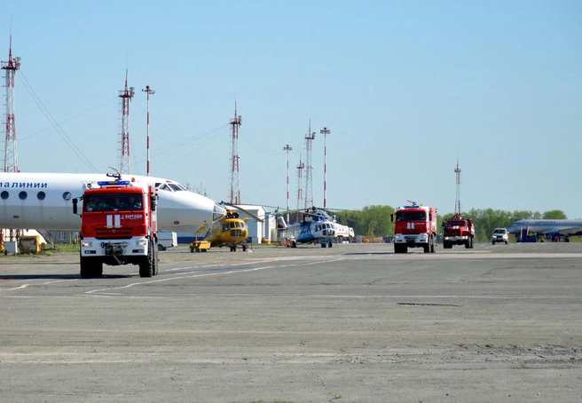 Пожарные машины мчались к самолету через всё поле