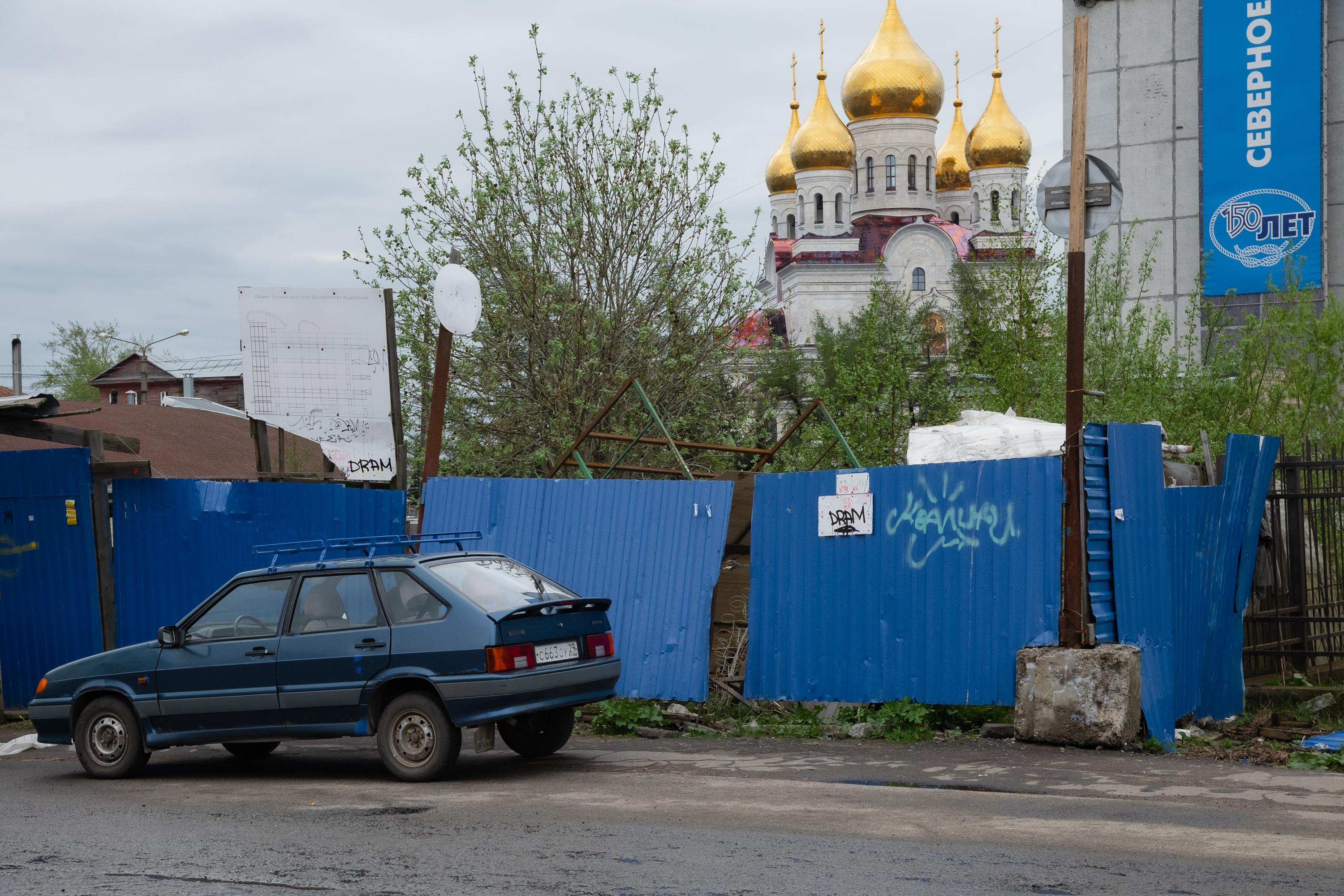 В центре Архангельска больше 10 лет заброшена стройка: история тайного пруда на Чумбаровке