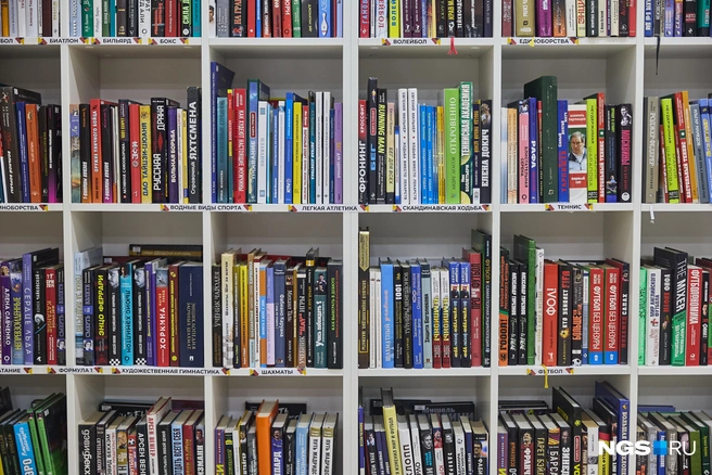 Есть много книг на спортивную тематику  | Источник: Александр Ощепков / NGS.RU