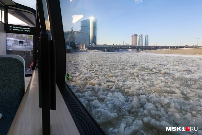 Прогулка на речном трамвае по Москве-реке в мороз | Источник: Артем Устюжанин / MSK1.RU