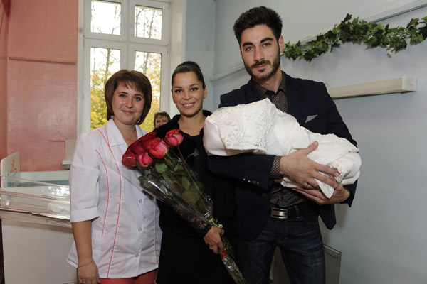 Семья Салибековых с новорожденным сыном