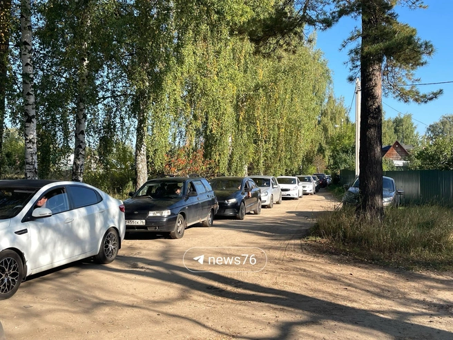Автомобилисты встали даже на Линейной улице | Источник: Кирилл Поверинов / 76.RU