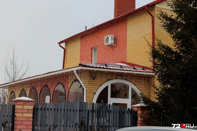 А здесь владельцы коттеджа сделали основной акцент на окнах | Источник: Ирина Шарова / 72.RU