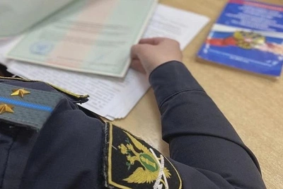 Отпуск подождет: приставы взыскали с должника 1,1 млн рублей