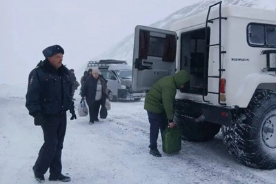 Полицейские выручили застрявший на перевале автобус на Колыме