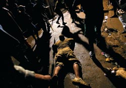 Чтобы ориша исполнил желание, а также в благодарность за уже сотворенные милос ти, нужно проползти на животе несколько сот метров к алтарю его католического «двойника» | Источник: CLAUDIA DAUT/REUTERS