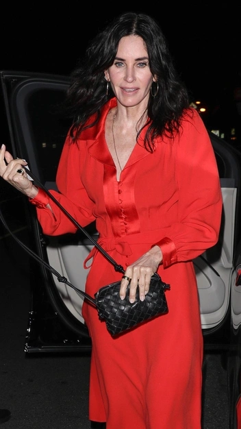 Роковая женщина: Кортни Кокс выглядит бесподобно в алом платье — самом модном в этом сезоне | marieclaire.ru