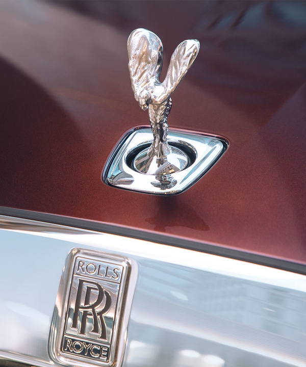 Rolls-Royce Ghost: пространство, антивирус, 3D-технологии и… шампанское!
