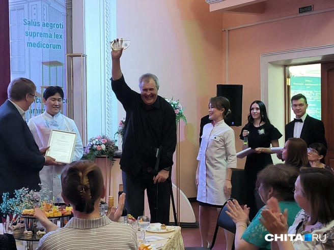 Виктор Макиевский с наградой | Источник: Руслан Симушин / CHITA.RU