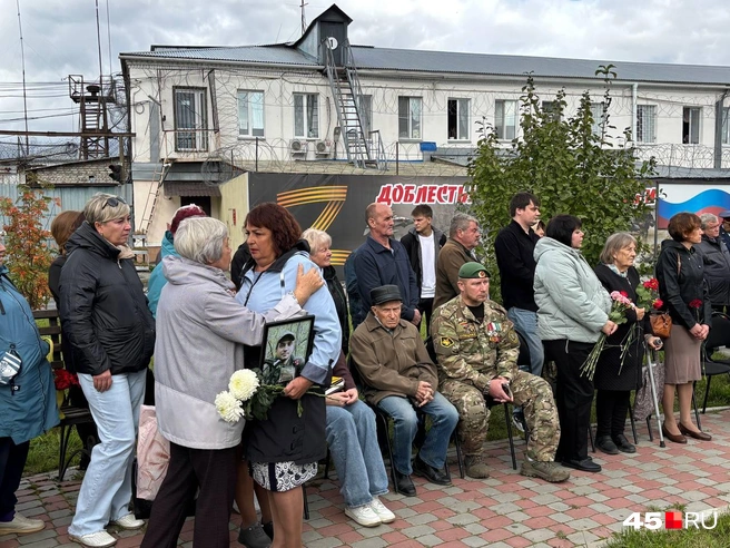 На открытии стелы люди не смогли сдерживать слезы | Источник: Кирилл Митин / 45.RU