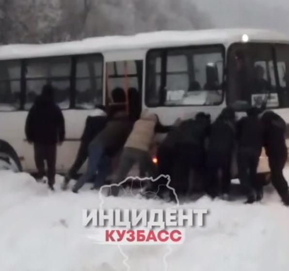 Соцсети: рейсовый автобус застрял посреди леса в Кузбассе — жители выталкивали его из снега. Фото