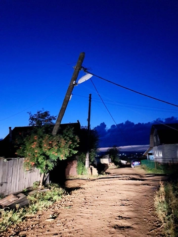 Электрический столб еле выдержал ветер | Источник: Администрация Суксунского муниципального округа / Vk