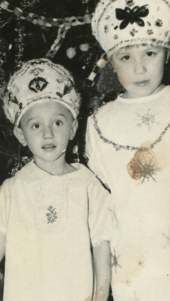 Мальчики-зайчики, девочки-снежинки: почему детей в СССР одевали в эти новогодние костюмы — ответ удивит