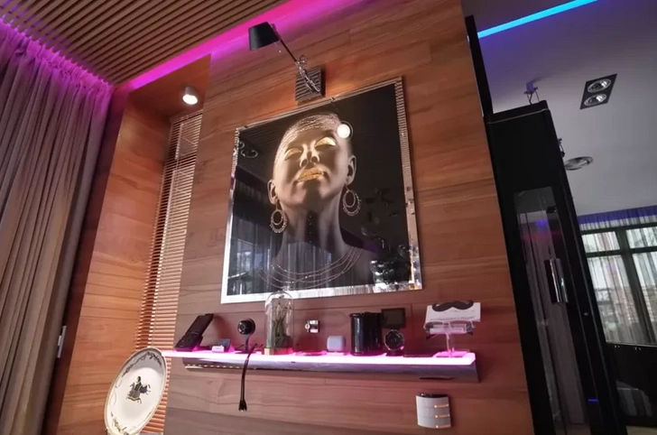 В доме до сих пор висят портреты Полины  | Источник: Циан