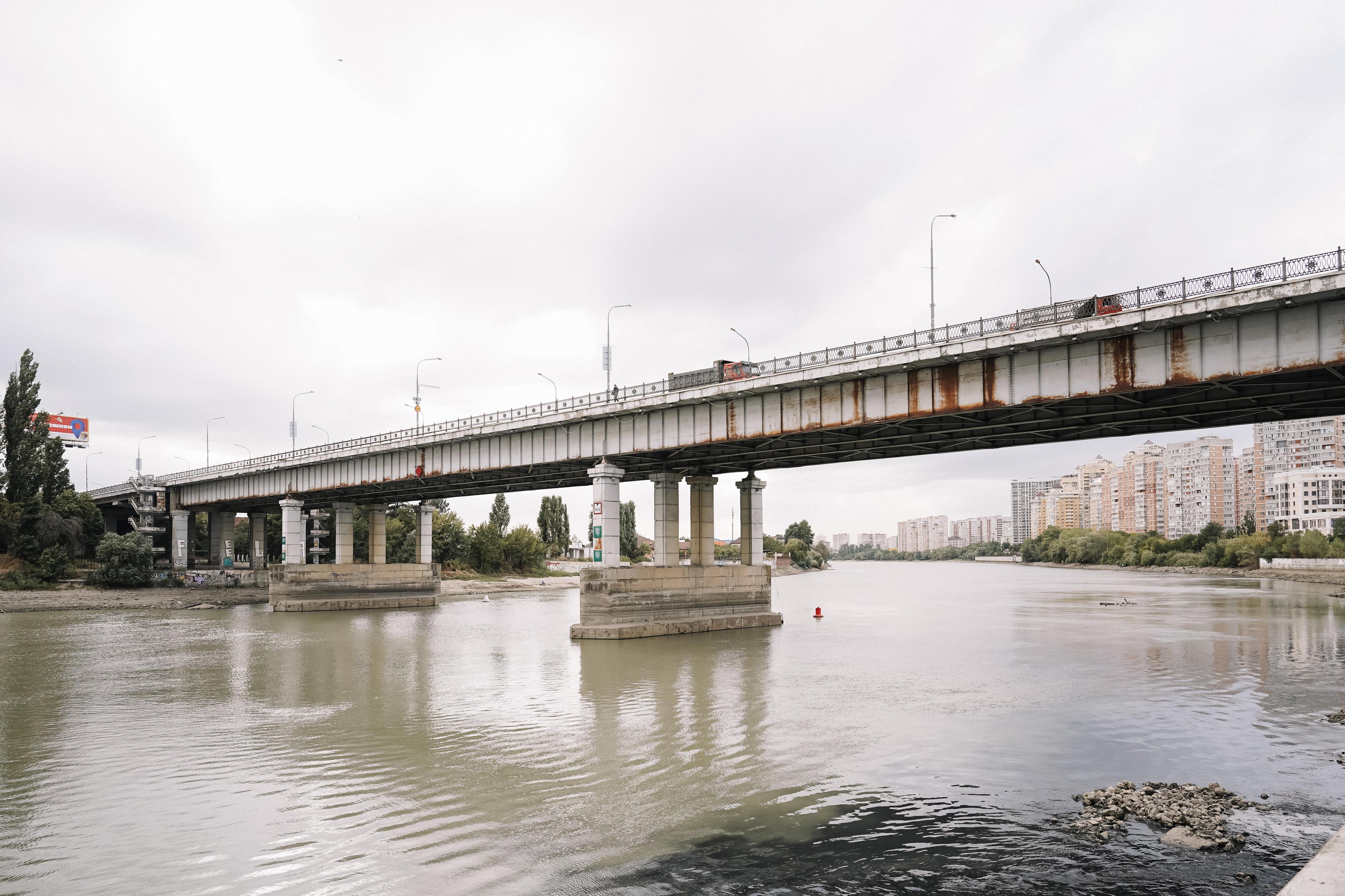 Тургеневскому мосту — 40 лет. Как он спас Краснодар от пробок и теперь делает все наоборот?