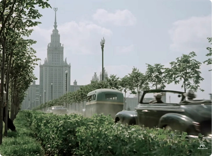 Кадр из фильма. Вид на Главное здание МГУ | Источник: Киноконцерн «Мосфильм» / YouTube