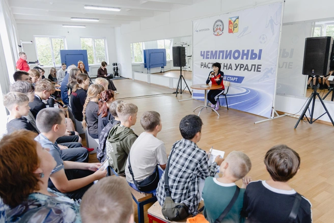 Светлана Ишмуратова акцентировала внимание на том, как важна экипировка для будущих чемпионов | Источник: Илья Бархатов, пресс-служба компании «Интерсвязь»