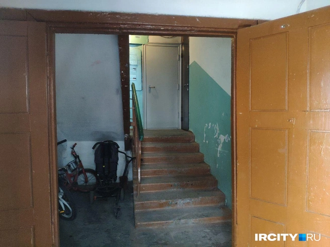 Это тот самый подъезд четырехэтажки в Шелехове | Источник: Алена Кашпарова / IRCITY.RU