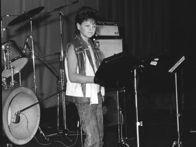 Выступление Сергея Серкова в конце 1980-х. | Источник: архив группы «Ласковый май»