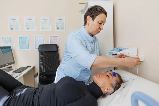 Специалисты клиники убеждены: своевременная помощь — главный шаг к избавлению от вредной привычки | Источник: наркологическая клиника «Свобода»