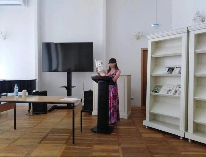 Девочка была тихой, скромной и немного замкнутой | Источник: vgiik.com