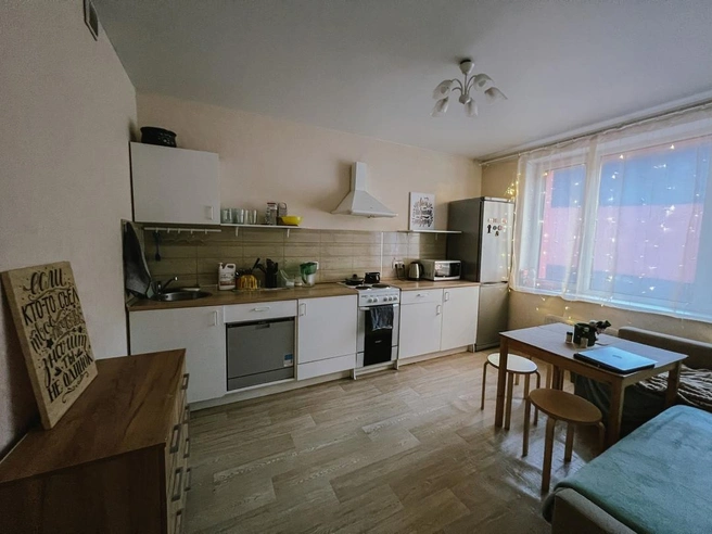 Кухня в коливинге, где жила Евгения | Источник: INSIGHT Home / Vk.com