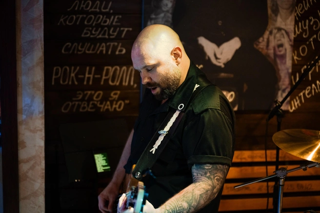 Денис Детков запустил процесс поиска лейбла для группы | Источник: Мария Кюри / vk.com