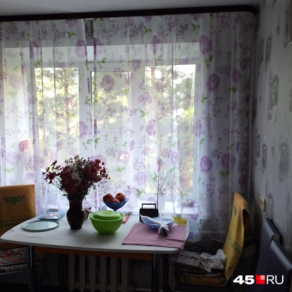 Жильцы стараются создавать красоту и уют, сами ремонтируют свое жилье | Источник: Александр Лисихин / 45.RU