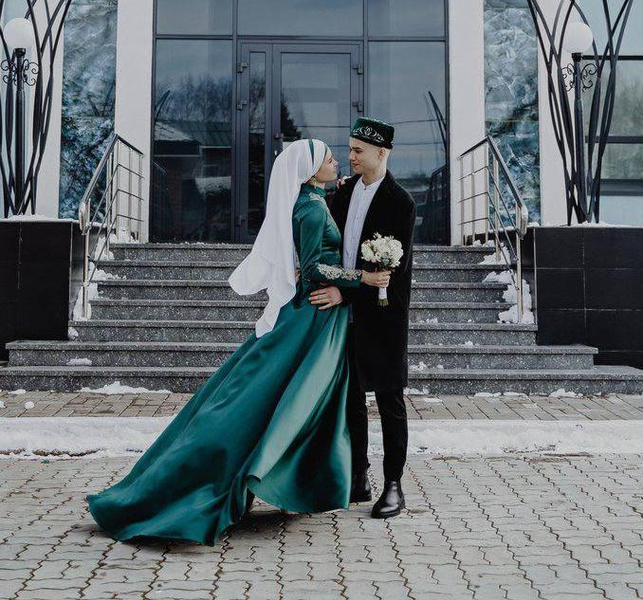 По мусульманским обычаям: жена Рузиля Минекаева из «Слова пацана» впервые показала свадебные фото