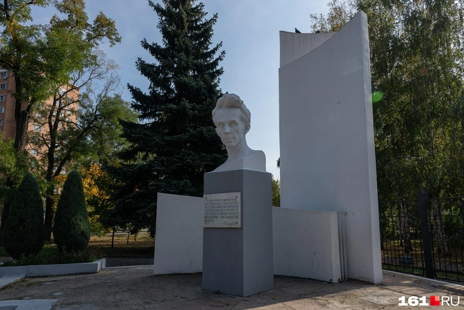 Бюст Островского установлен на входе со стороны ДК «Ростсельмаш» | Источник: Евгений Вдовин / 161.RU 