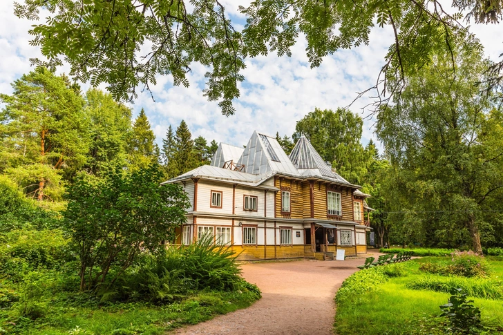 Главный дом усадьбы Пенаты в Репино | Источник: Damira/Shutterstock/Fotodom.ru