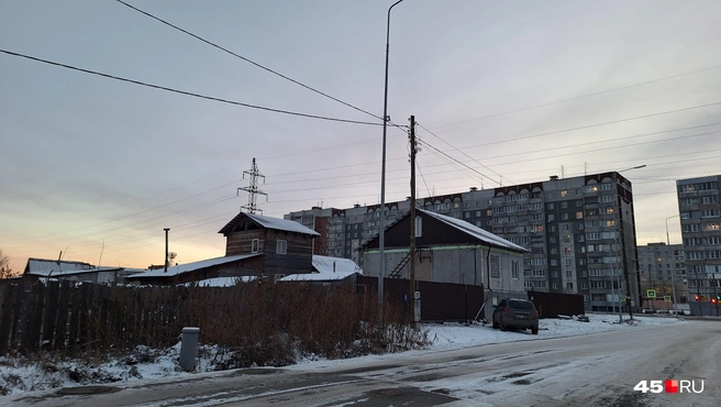 Среди домов в этом квартале есть и основательные постройки. Жалко будет такие под снос | Источник: Александр Лисихин / 45.RU