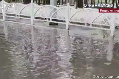 В Елизове парковку у школы №7 затопило дождем