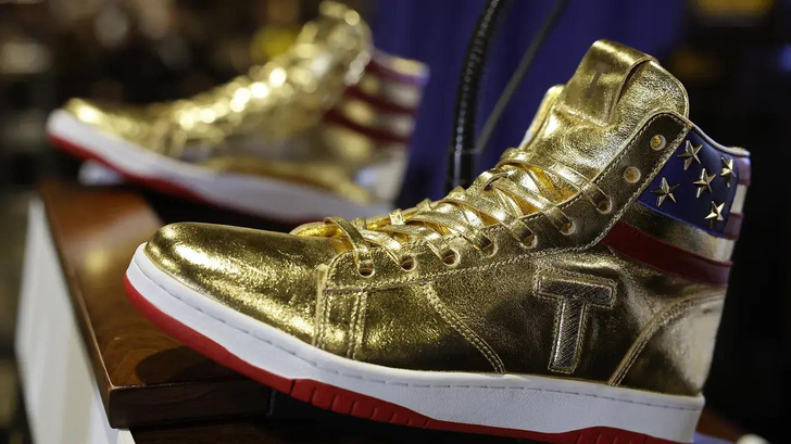 Экс-президент США Дональд Трамп запустил бренд золотых кроссовок