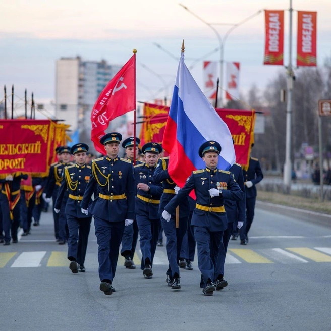 Солдаты гордо несли российский флаг | Источник: Типичный краб Нижневартовск / T.me