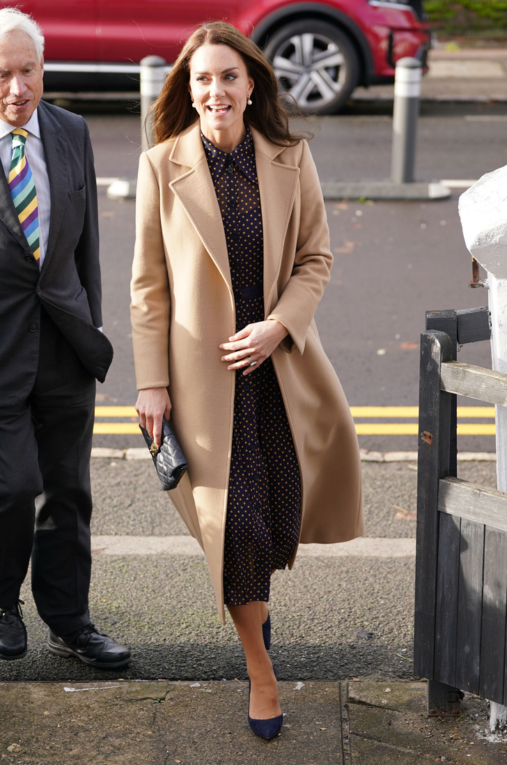 Ход принцессы: Кейт Миддлтон надела синее платье в горошек стоимостью 279 фунтов и пальто «а-ля Меган Маркл»