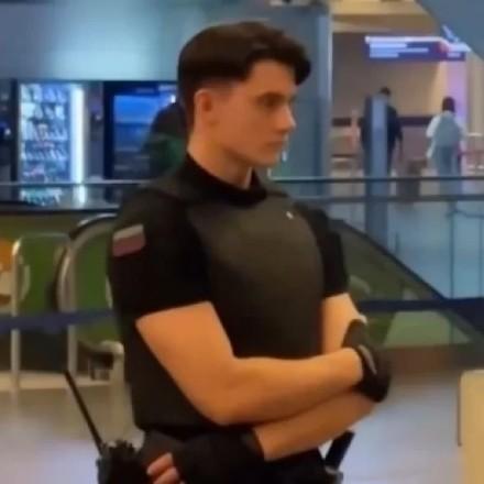 Стюард из «Аэрофлота» в прошлом! У девушек новый кумир — 23-летний охранник Игнатий из аэропорта Внуково