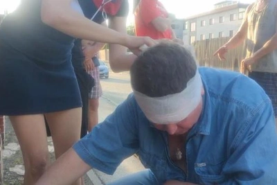 Напавших на депутата Матвеева отпустили из суда