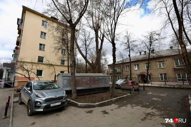 Кто-то из недовольных соседей оставил нецензурнуюю надпись на гараже | Источник: Наталья Лапцевич