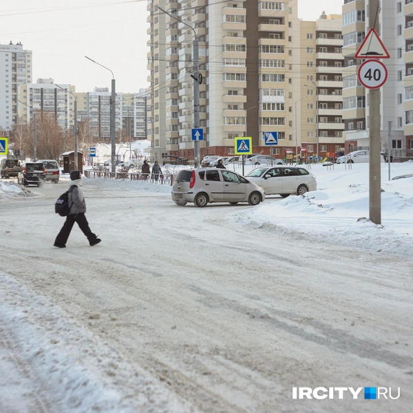 На улице Баумана дороги выглядят примерно как и во всем остальном городе — асфальта из-за снега практически не видно | Источник: Даниил Конин / «ИрСити»