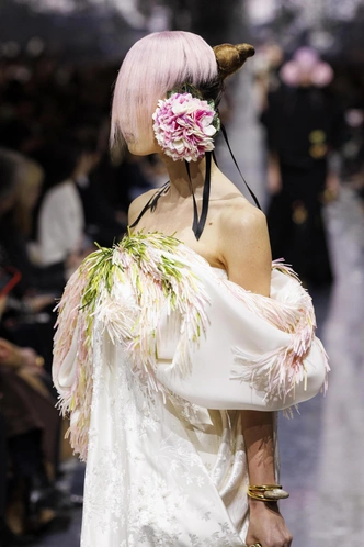 Дебют Джонатана Андерсона для Dior: цветы, скульптуры и новая женственность Дебют Джонатана Андерсона для Dior: цветы, скульптуры и новая женственность