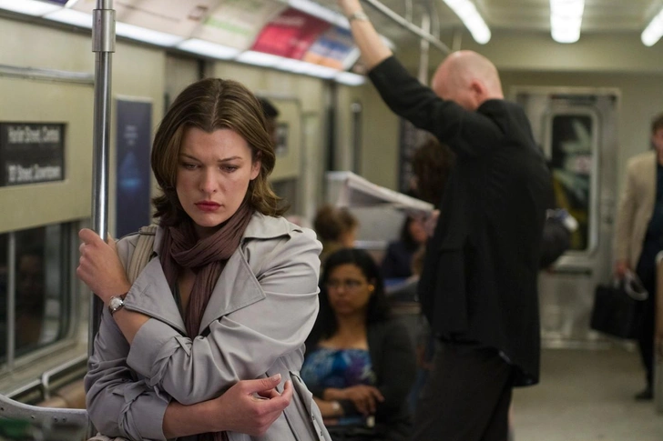 Синдром изгоя: почему вам кажется, что вас все осуждают и вы лишний в любой компании | Источник: кадр из фильма «Лица в толпе»