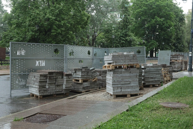 Плитка также одиноко лежит | Источник: Дмитрий Толстошеев / MSK1.RU