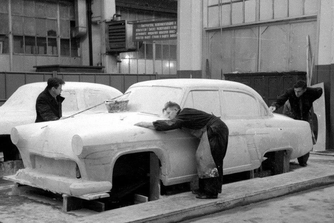 Работа над макетом автомобиля ГАЗ-21 | Источник: Музей истории ГАЗ / museum.gaz.ru